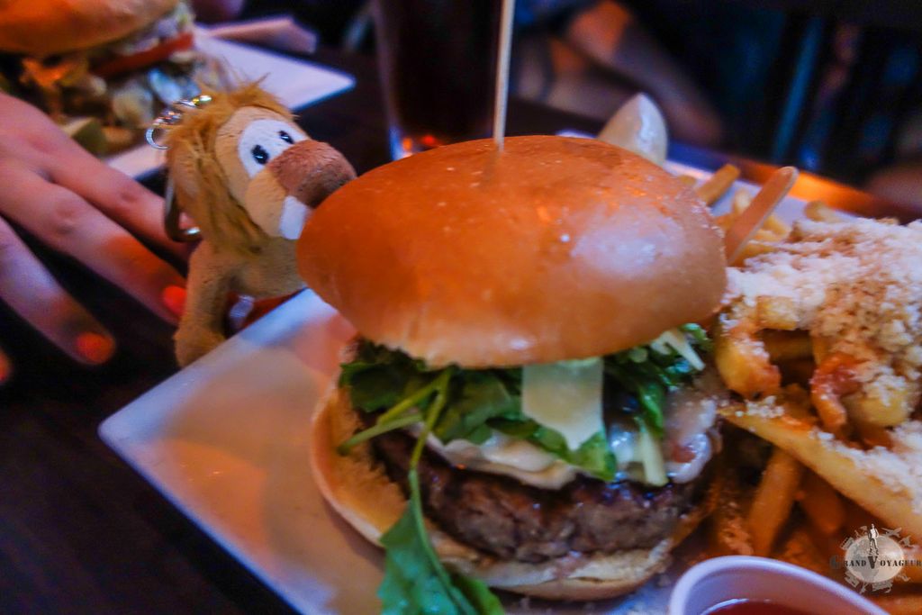 T-Chat aussi à son Burger. Peut-être a-t-il eu les yeux plus gros que le ventre. T-Chat aussi à son Burger. Peut-être a-t-il eu les yeux plus gros que le ventre.