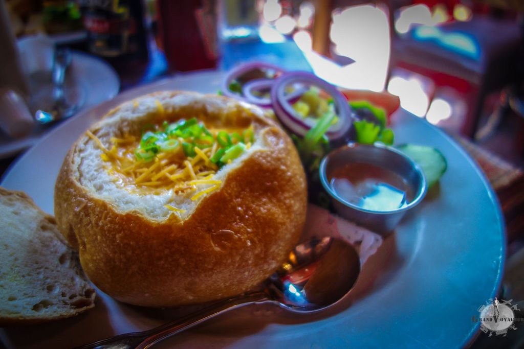 Nous tentons un déjeuner un peu plus diététique. Très bien ! (bon, j'avoue, ma soupe était à base de cheddar fondu). Nous tentons un déjeuner un peu plus diététique. Très bien ! (bon, j'avoue, ma soupe était à base de cheddar fondu).