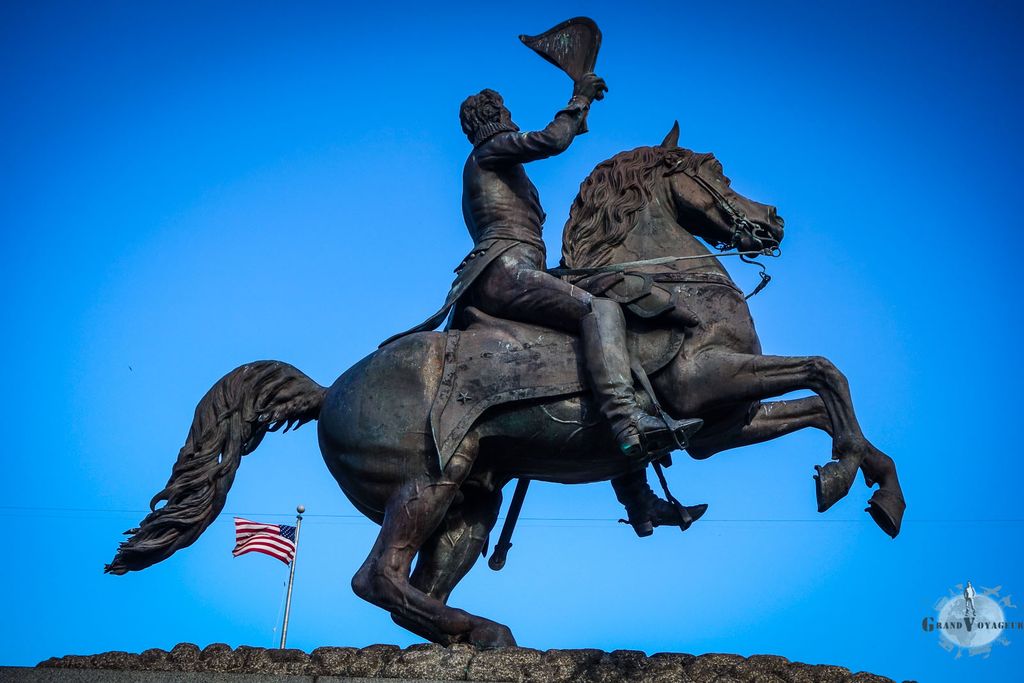 Un cheval, un drapeau américain. What else ? Un cheval, un drapeau américain. What else ?