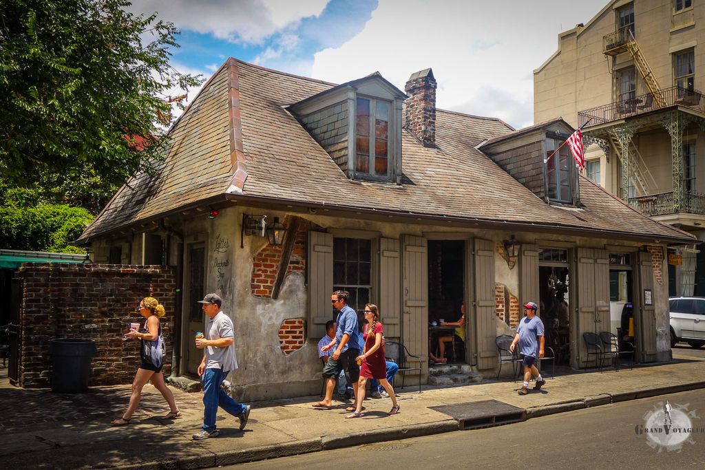 Le Lafitte's Blacksmith. Ce bar à la réputation d'être le plus vieux de la ville, fondé avant 1772. Le Lafitte's Blacksmith. Ce bar à la réputation d'être le plus vieux de la ville, fondé avant 1772.