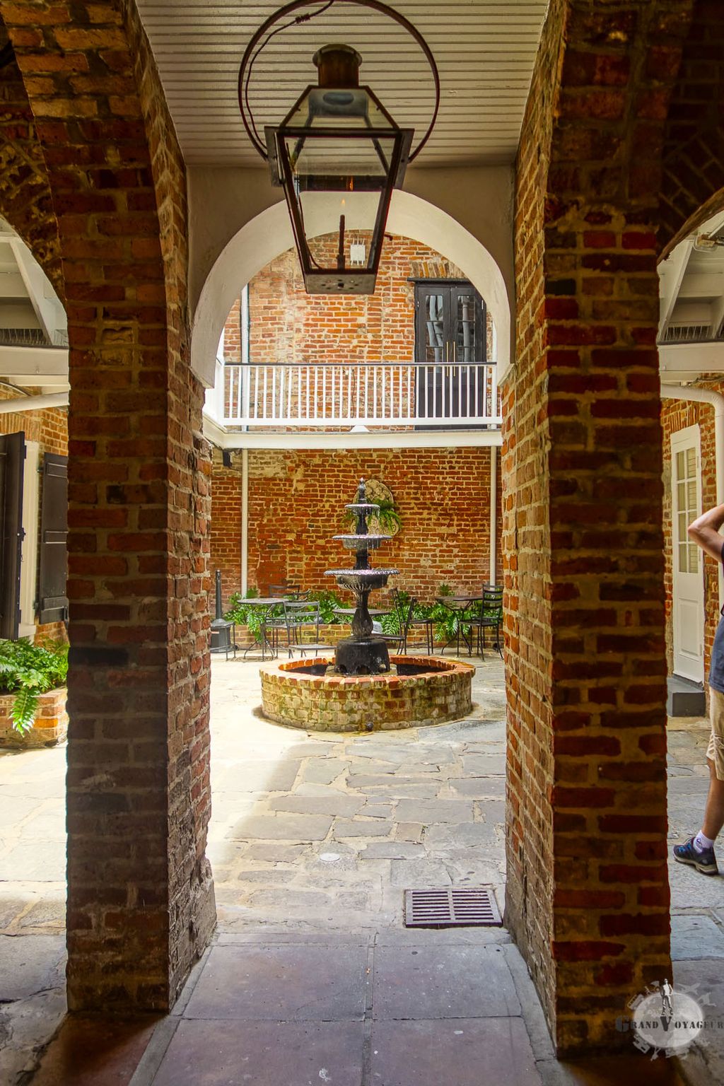 Au hasard de la ballade, une petite cour avec sa fontaine. Très zen. Au hasard de la ballade, une petite cour avec sa fontaine. Très zen.