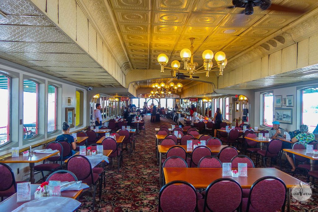 La salle de déjeuner avec son groupe de musique, style New Orleans, au fond. La salle de déjeuner avec son groupe de musique, style New Orleans, au fond.