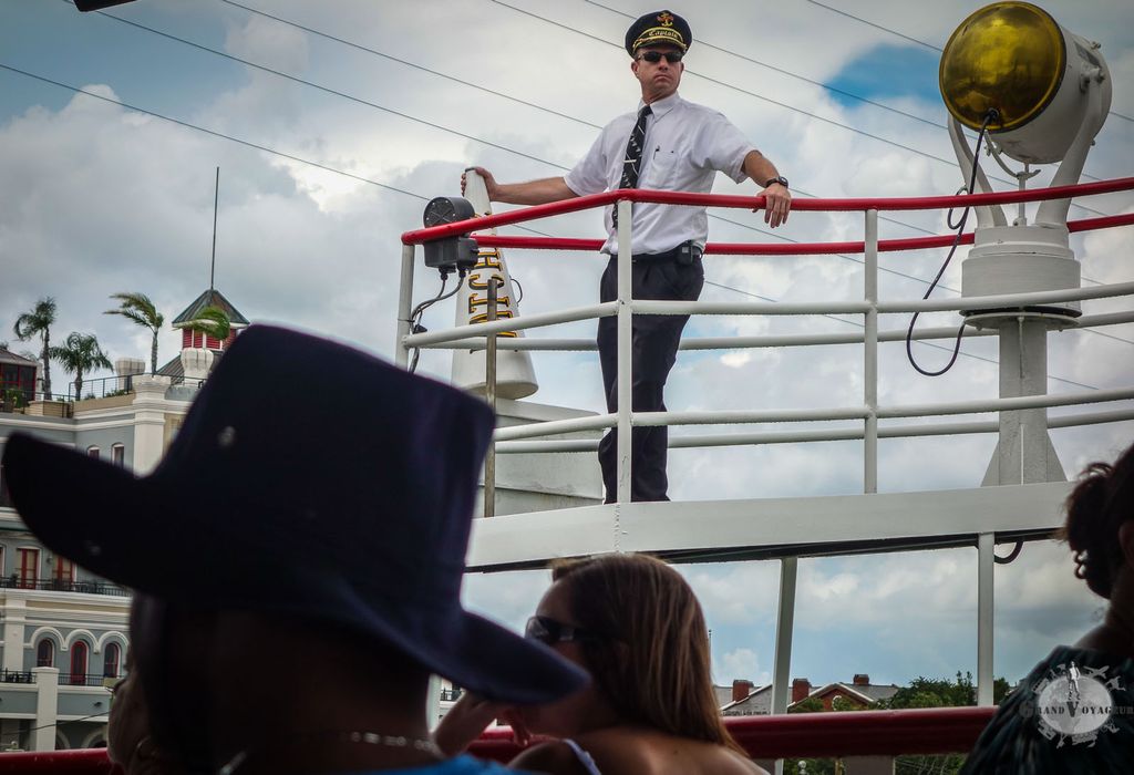 On dirait l'agent Smith dans Matrix... non ? On dirait l'agent Smith dans Matrix... non ?
