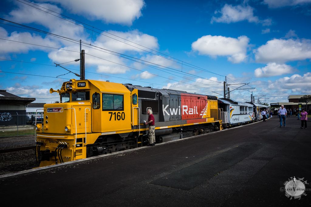 Arrêt à Hamilton, on peut sortir marcher un peu sur le quai et prendre des photos de la loco. Arrêt à Hamilton, on peut sortir marcher un peu sur le quai et prendre des photos de la loco.