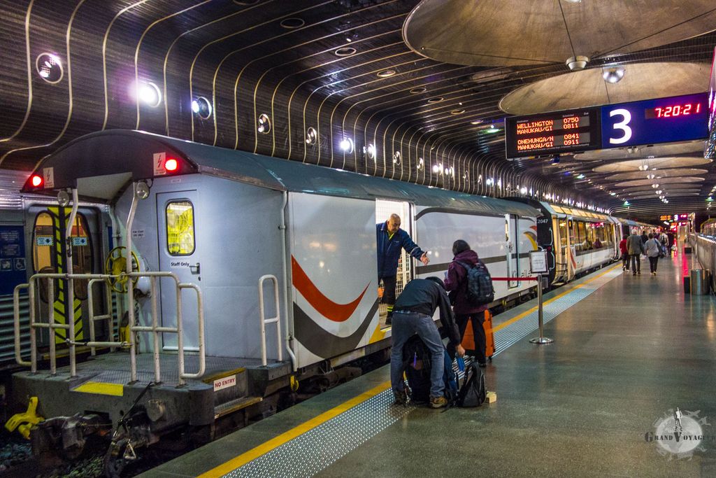 Arrivée sur le quai, on prend nos bagages les plus volumineux pour les ranger dans un wagon séparé. Arrivée sur le quai, on prend nos bagages les plus volumineux pour les ranger dans un wagon séparé.