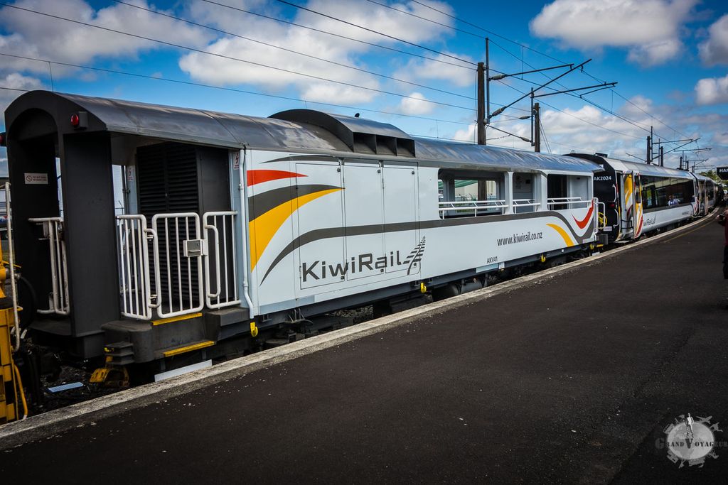 Le wagon juste derrière la locomotive est une plateforme d'observation à l'air libre. Parfait pour observer le paysage. Quand je vous disais que c'était un train pour les touristes... Le wagon juste derrière la locomotive est une plateforme d'observation à l'air libre. Parfait pour observer le paysage. Quand je vous disais que c'était un train pour les touristes...