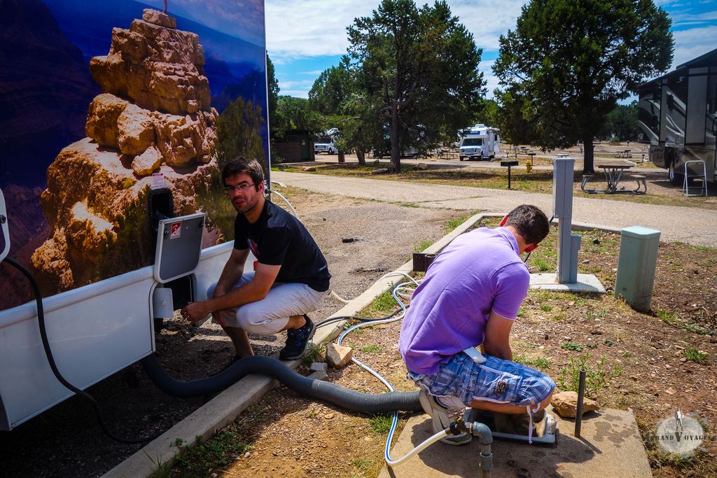 C'est que ça doit s'entretenir ces gros véhicules. Quand les réservoirs sont pleins, il faut vider ce qu'on appelle de manière très poétique la « boite à caca » C'est que ça doit s'entretenir ces gros véhicules. Quand les réservoirs sont pleins, il faut vider ce qu'on appelle de manière très poétique la « boite à caca »