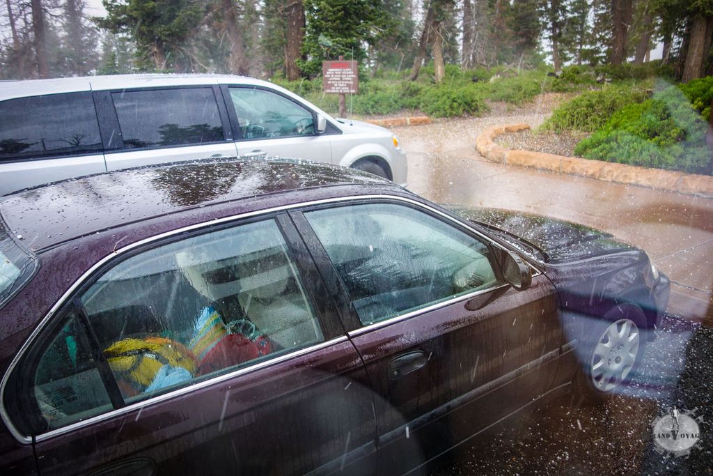 Des grêlons gros comme des billes tombent. On est bien content d'être à l'abri dans notre camping car. Même si ça fait un sacré bruit... Des grêlons gros comme des billes tombent. On est bien content d'être à l'abri dans notre camping car. Même si ça fait un sacré bruit...