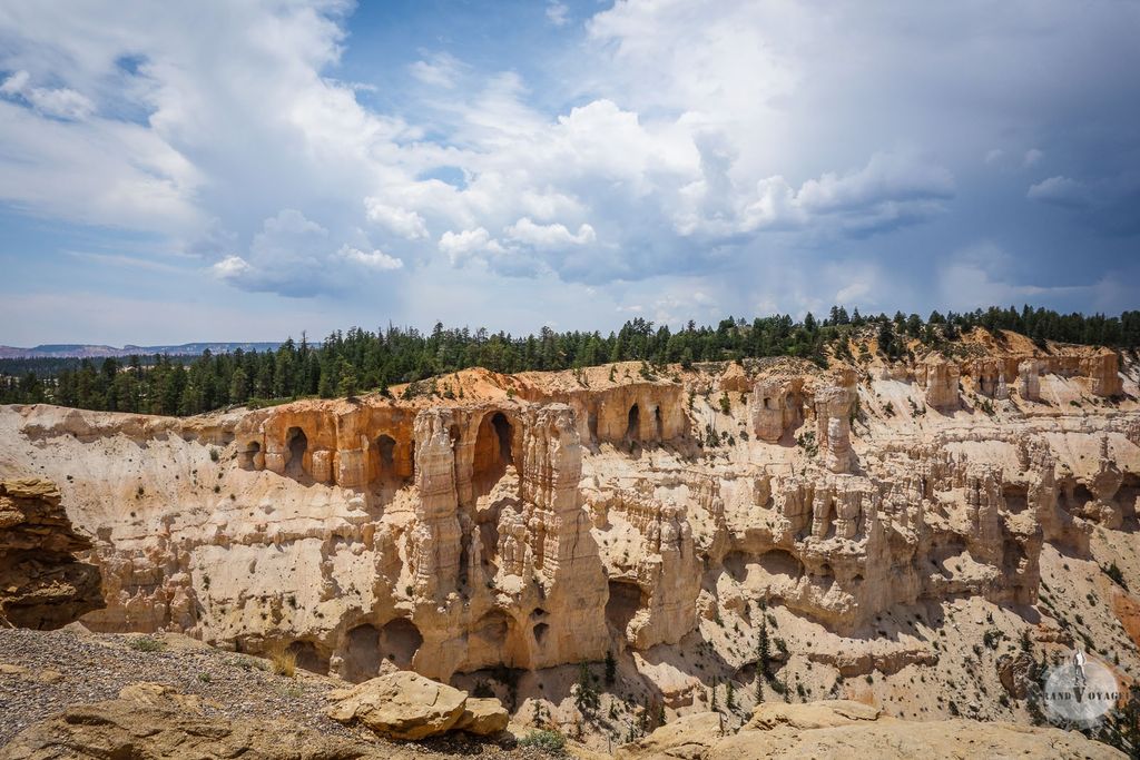 Des grottes se sont creusées naturellement par ruissellement. Des grottes se sont creusées naturellement par ruissellement.