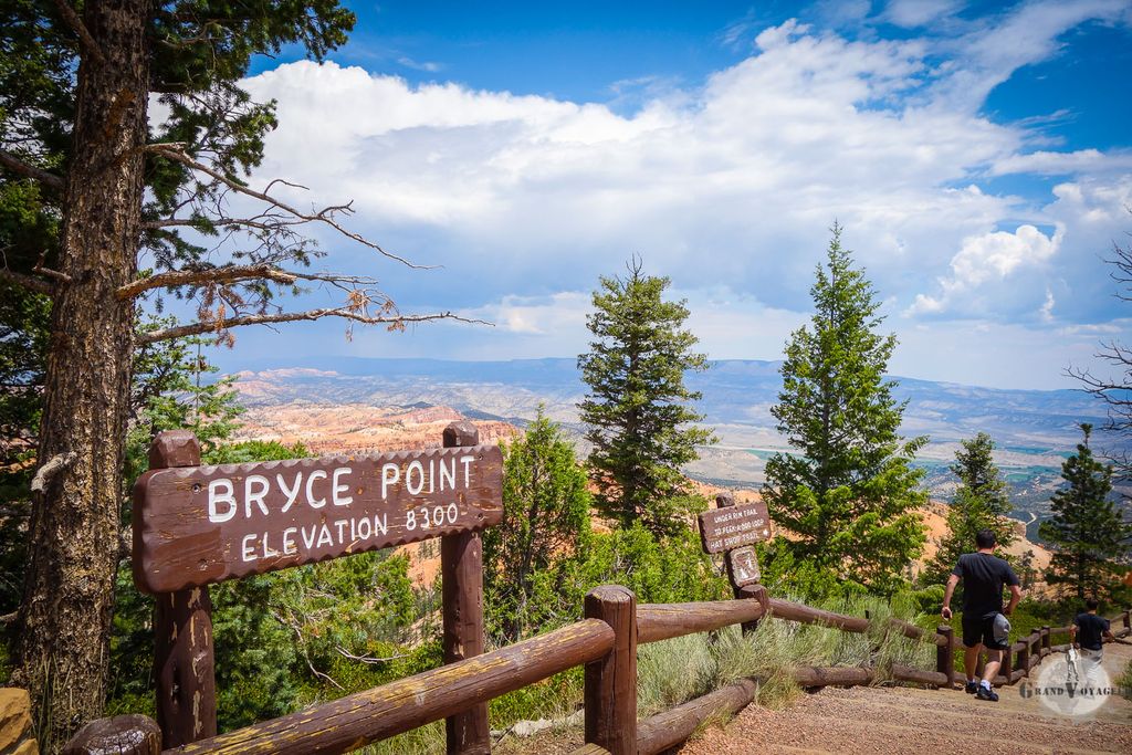 Bryce Point, le premier point de vue auquel nous nous arrêtons, se situe à plus de 8 000 pieds, soit environ 2 500 m Bryce Point, le premier point de vue auquel nous nous arrêtons, se situe à plus de 8 000 pieds, soit environ 2 500 m