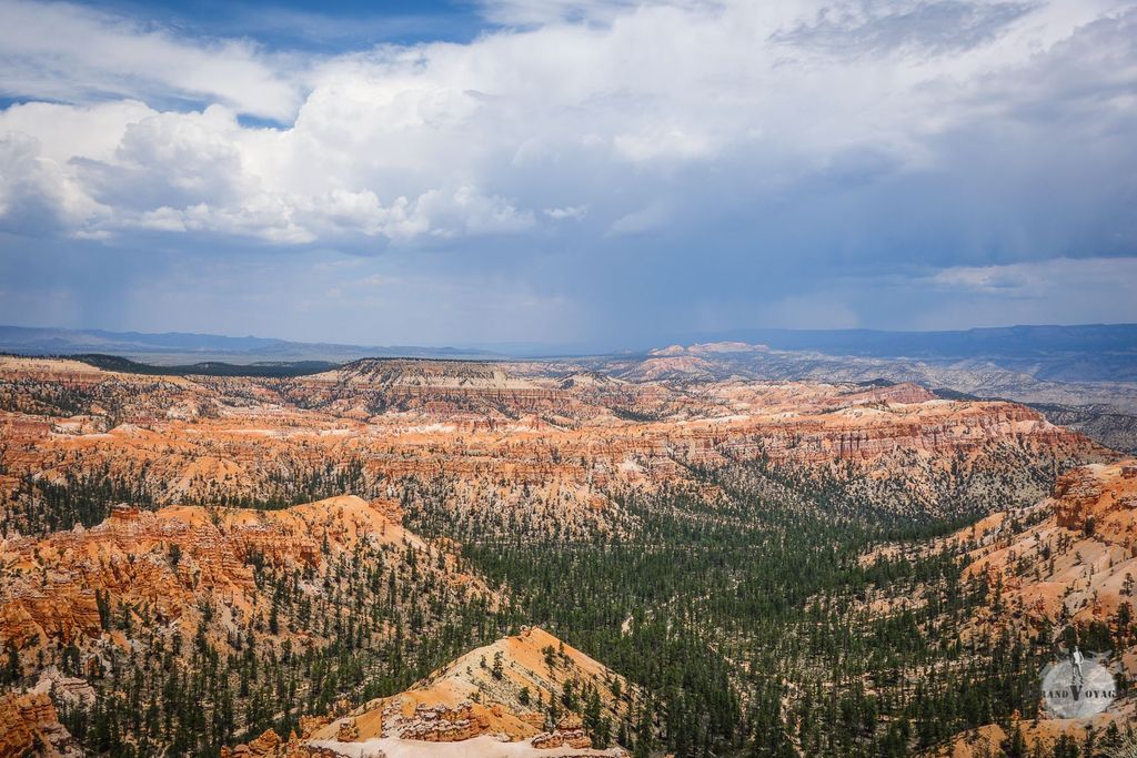 La vue depuis Bryce Point. C'est beau mais ces quelques nuages noirs au fond ne me plaisent pas forcément.. La vue depuis Bryce Point. C'est beau mais ces quelques nuages noirs au fond ne me plaisent pas forcément..
