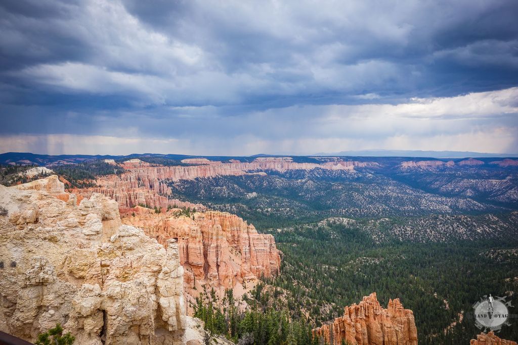 Vue sur les plateaux de l'Utah depuis Rainbow Point. C'est moi ou c'est encore plus noir qu'avant ? Vue sur les plateaux de l'Utah depuis Rainbow Point. C'est moi ou c'est encore plus noir qu'avant ?