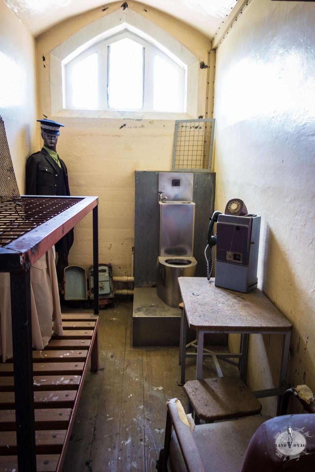 Une cellule a été conservée avec les fournitures d'origine. Pas très glamour... Une cellule a été conservée avec les fournitures d'origine. Pas très glamour...