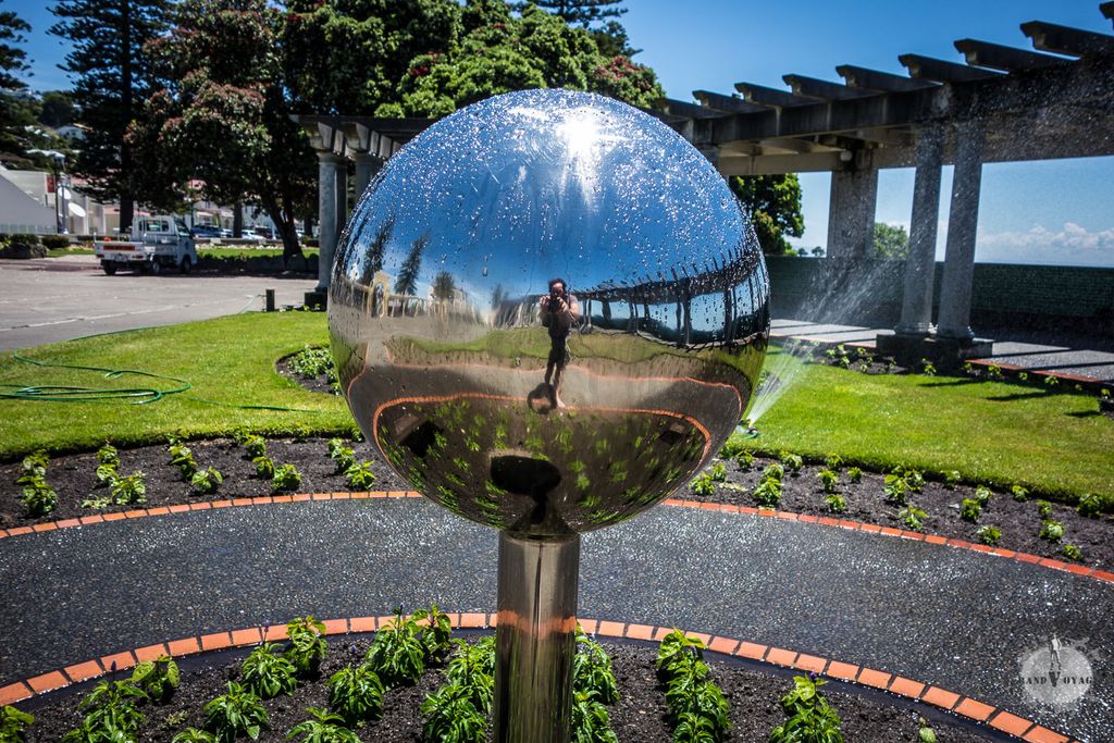 Une étrange boule de métal demande à ce qu'on s'approche d'elle Une étrange boule de métal demande à ce qu'on s'approche d'elle