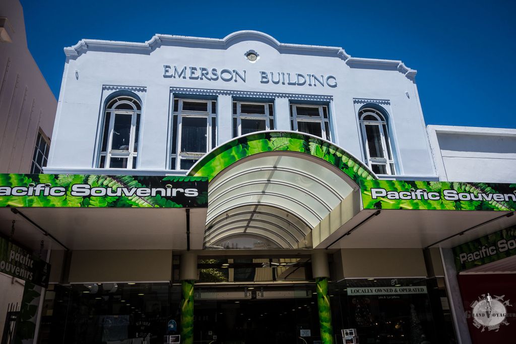 Un autre des nombreux bâtiments Art Déco de la ville. C'est juste dommage que les rez-de-chaussée aient été envahis de boutiques. Un autre des nombreux bâtiments Art Déco de la ville. C'est juste dommage que les rez-de-chaussée aient été envahis de boutiques.