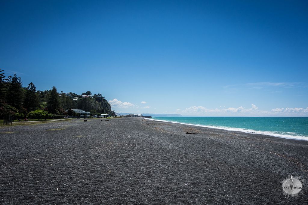 La plage de galets de Napier. Attention, ici, le soleil tape, très très fort. La faute au trou de la couche d'ozone. La plage de galets de Napier. Attention, ici, le soleil tape, très très fort. La faute au trou de la couche d'ozone.