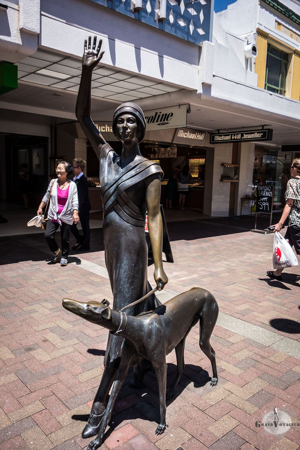 Une dame promène son chien. Oeuvre commandée par la ville en 2009 prenant pour modèle la fille d'un des architectes de la reconstruction Art Déco de la ville. Une dame promène son chien. Oeuvre commandée par la ville en 2009 prenant pour modèle la fille d'un des architectes de la reconstruction Art Déco de la ville.