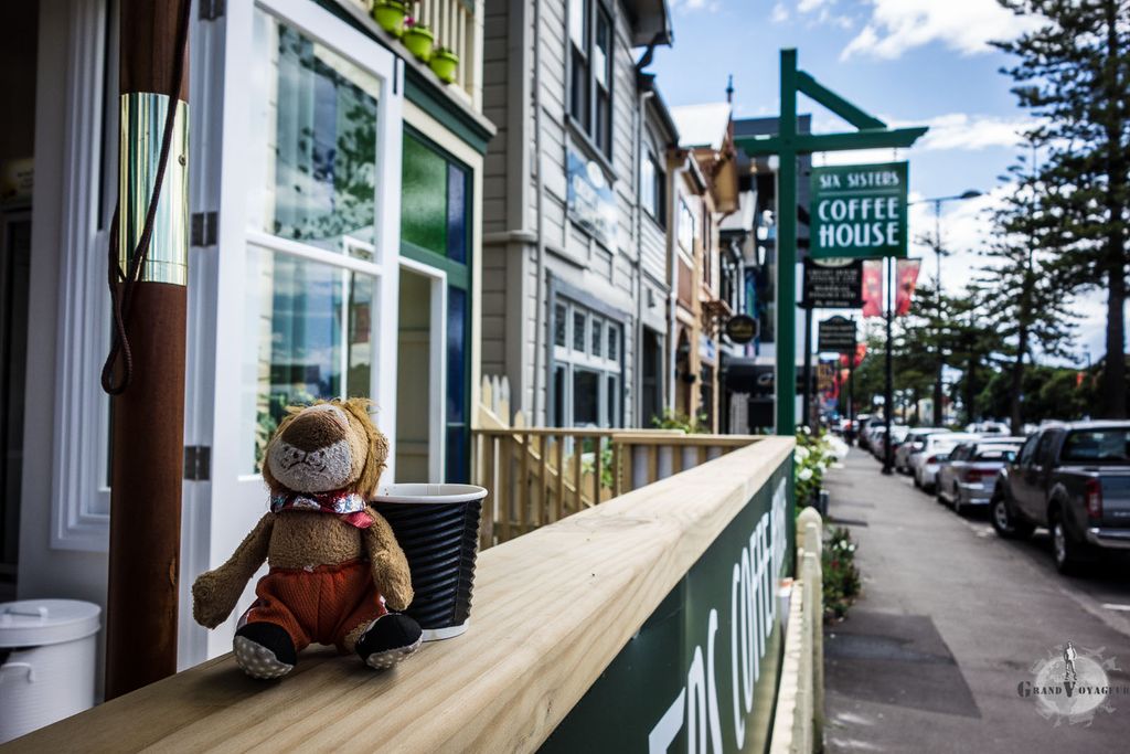 T-Chat aime particulièrement le café des Six Sisters sur le front de mer. T-Chat aime particulièrement le café des Six Sisters sur le front de mer.