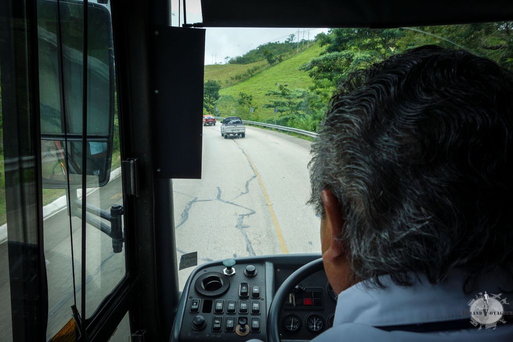 Nous sommes assis juste derrière le chauffeur, au premières loges pour admirer sa méthode de conduite