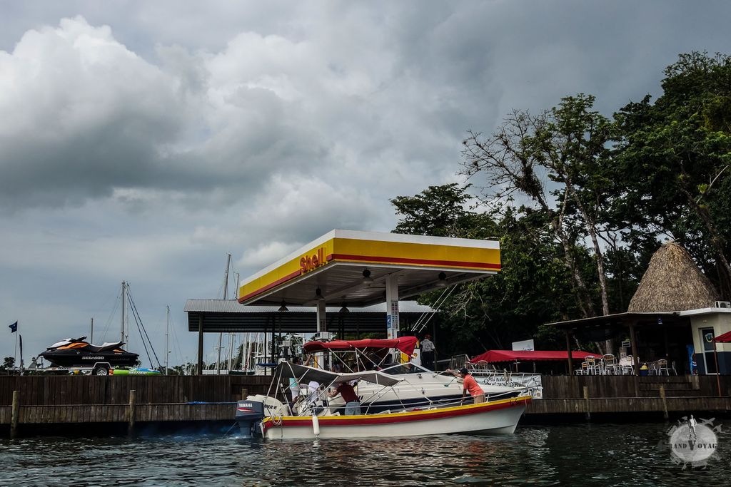 C'est la première fois que je vois une station essence pour bateau. Exactement pareil que celles pour voitures sauf que le tuyau est plus long pour arriver jusqu'au bateau.