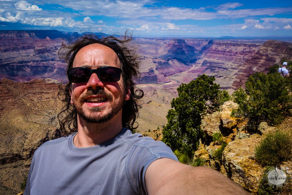 Vous pourrez remarquer, à droite du monsieur au sourire trop forcé, la rivière Colorado, 1 300 m plus bas. Vous pourrez remarquer, à droite du monsieur au sourire trop forcé, la rivière Colorado, 1 300 m plus bas.