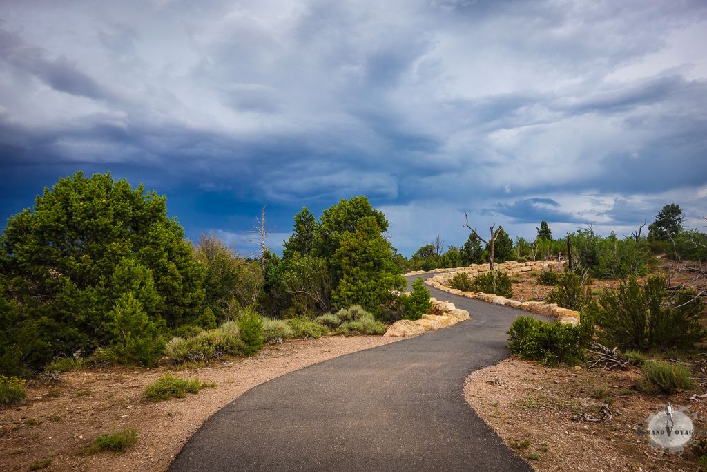 Le chemin de randonnée, goudronné, du South Rim Trail. Je peux faire une randonnée en tongs Havaianas, ils sont trop forts ces américains ! Le chemin de randonnée, goudronné, du South Rim Trail. Je peux faire une randonnée en tongs Havaianas, ils sont trop forts ces américains !