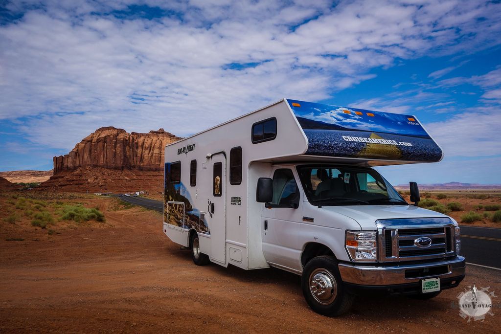 Notre fidèle camping car, au petit matin, prêt à rejoindre le Grand Canyon. Notre fidèle camping car, au petit matin, prêt à rejoindre le Grand Canyon.