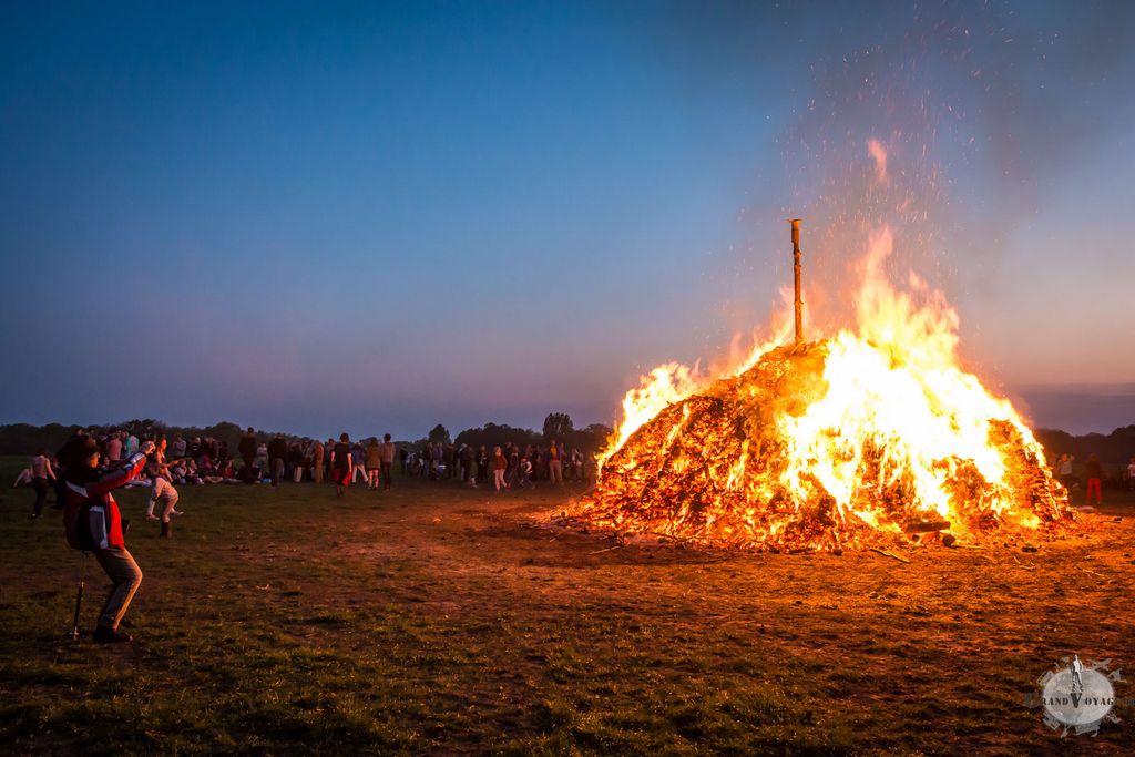 Un grand feu de paille pour Pâques, c'est la tradition aux Pays-Bas.