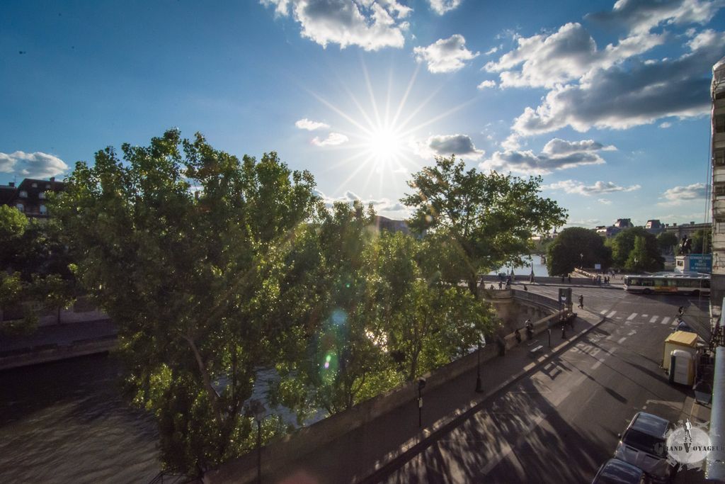 La vue sur le Pont Neuf depuis notre appart Quai des Orfèvres. Les bateaux-mouches qui défilent me rappellent au bon souvenir des cargos.