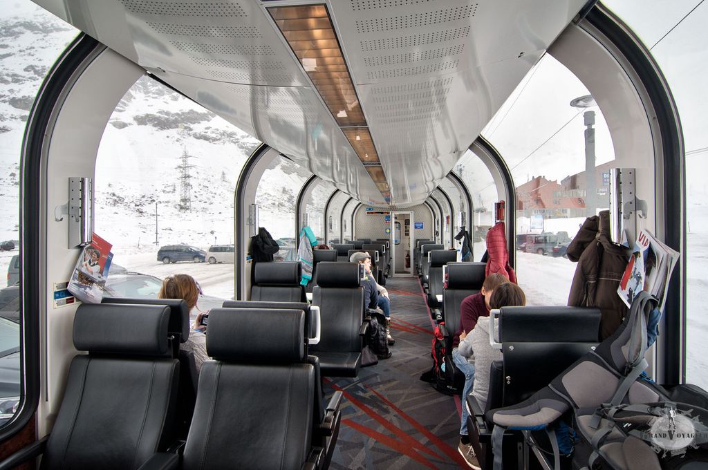 A bord du Bernina Express entre la Suisse et l'Italie à plus de 2200 m d'altitude