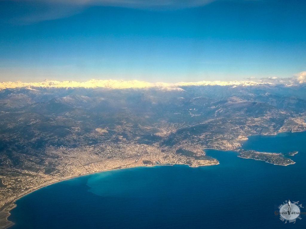 La vue depuis l'avion en arrivant ou en partant de Nice est toujours magnifique.