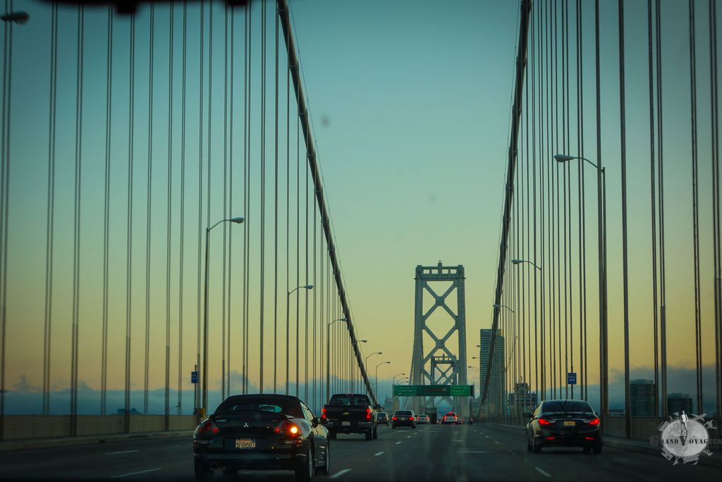 On traverse la baie de San Francisco, perchés sur le Bay Bridge, un gigantesque pont suspendu. Au fond, on voit la couche de nuages qui nous attend. On traverse la baie de San Francisco, perchés sur le Bay Bridge, un gigantesque pont suspendu. Au fond, on voit la couche de nuages qui nous attend.
