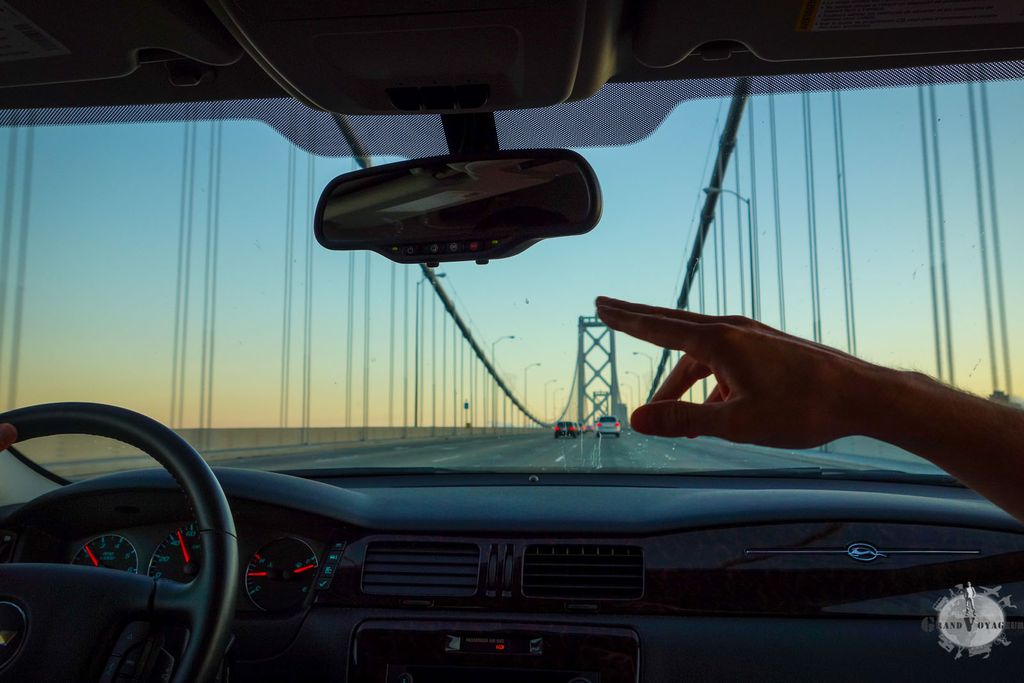 "Regarde, je peux toucher le haut du pont !" "Regarde, je peux toucher le haut du pont !"
