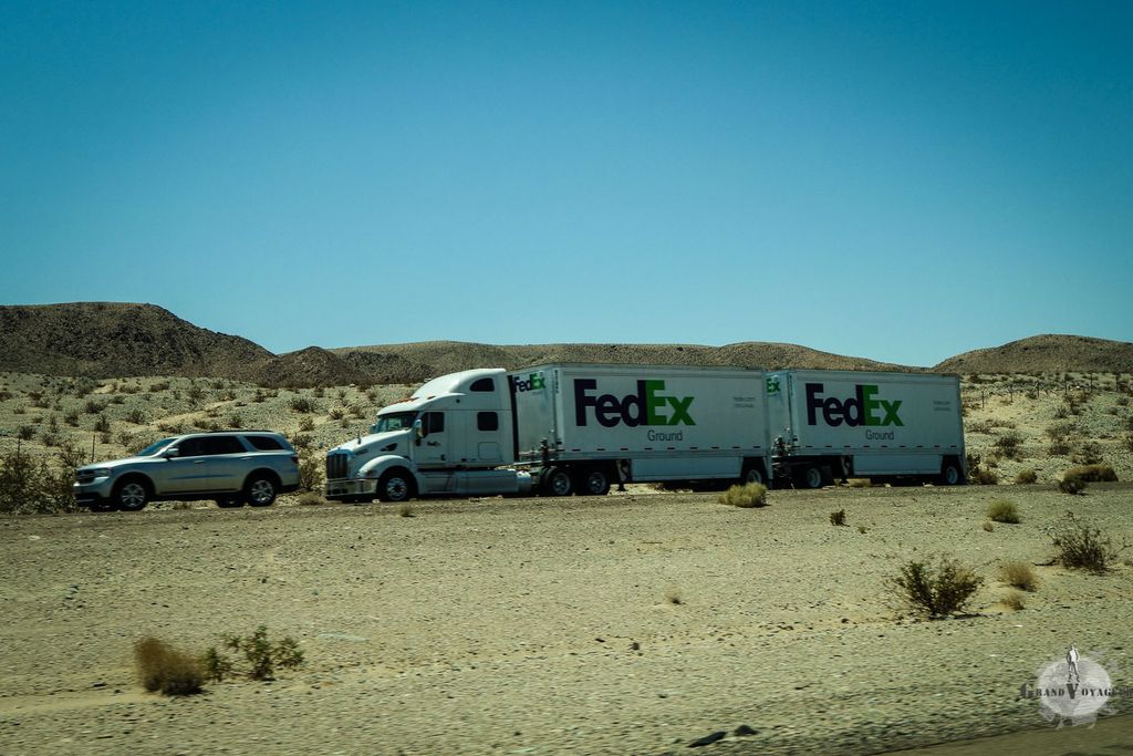 Un gros truck US dans le désert du Nevada. Comme ça ne suffisait pas, on lui a rajouté une deuxième remorque. Un gros truck US dans le désert du Nevada. Comme ça ne suffisait pas, on lui a rajouté une deuxième remorque.