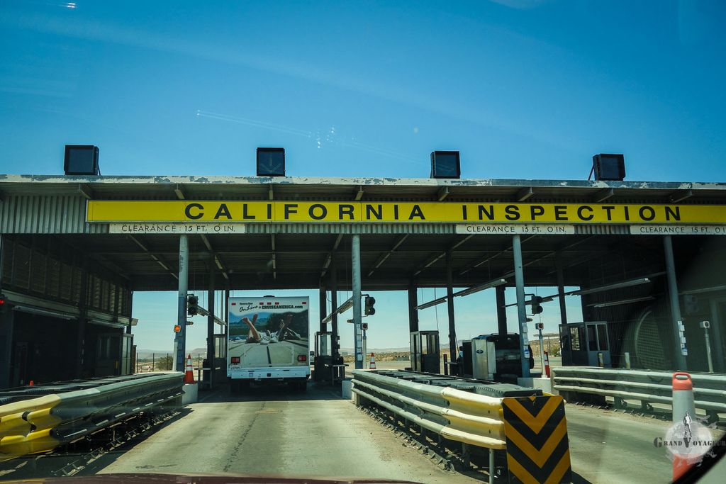 Arriver en Californie, c'est presque comme entrer dans un nouveau pays avec son poste frontière. Mais personne ne nous demandera nos papiers, ni nous arrêtera pour vérifier la voiture. Arriver en Californie, c'est presque comme entrer dans un nouveau pays avec son poste frontière. Mais personne ne nous demandera nos papiers, ni nous arrêtera pour vérifier la voiture.