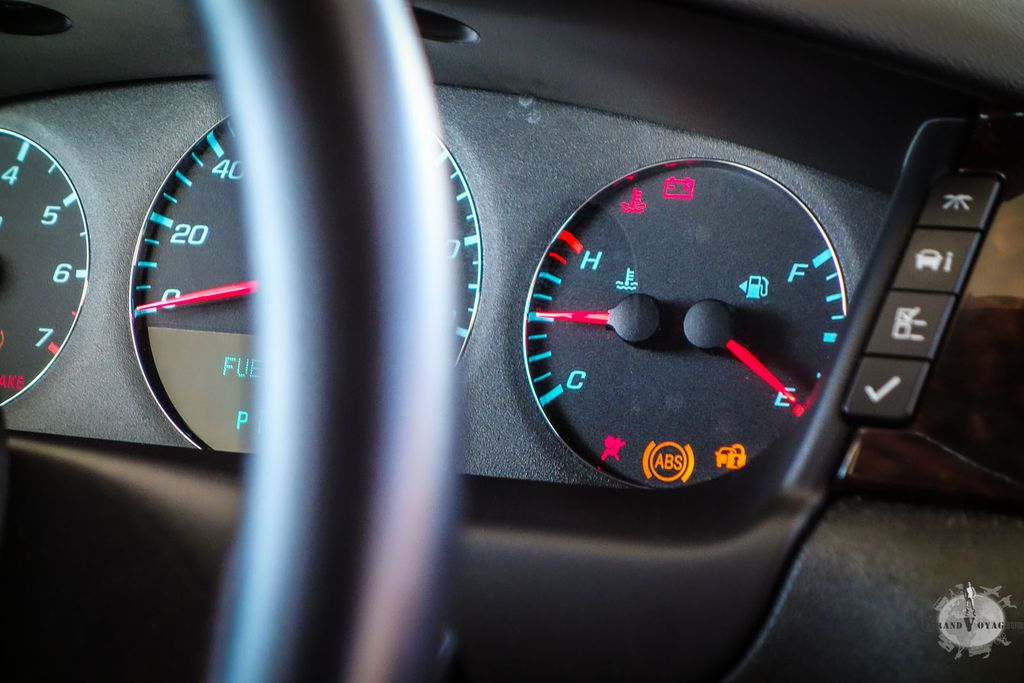 Un peu distraits par la route, nous nous retrouvons presque à secs au milieu de nulle part. Un peu distraits par la route, nous nous retrouvons presque à secs au milieu de nulle part.