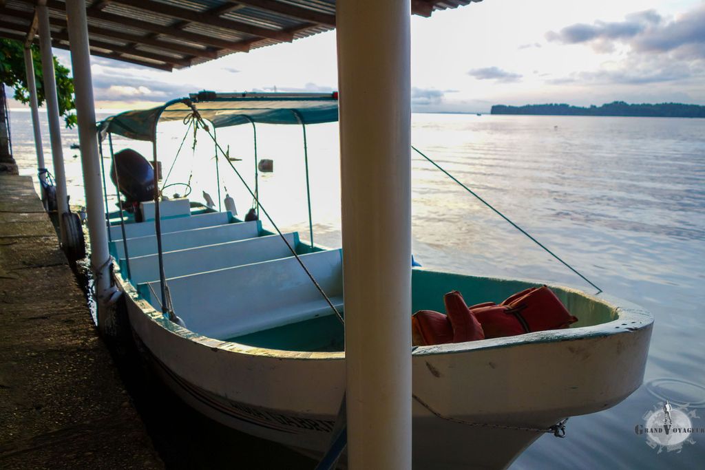 Notre lancha attend patiemment qu'on embarque. Notre lancha attend patiemment qu'on embarque.