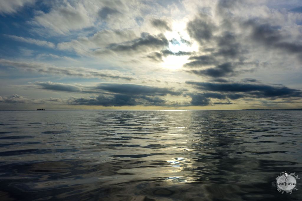 Notre lancha vogue sur des eaux calmes. Notre lancha vogue sur des eaux calmes.