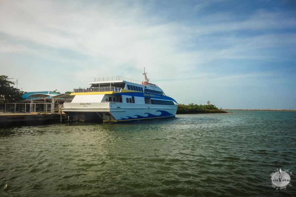 Alors que nous quittons l'embarcadère, nous pouvons voir le Ferry pour le Roatan, beaucoup plus imposant que le notre. Alors que nous quittons l'embarcadère, nous pouvons voir le Ferry pour le Roatan, beaucoup plus imposant que le notre.