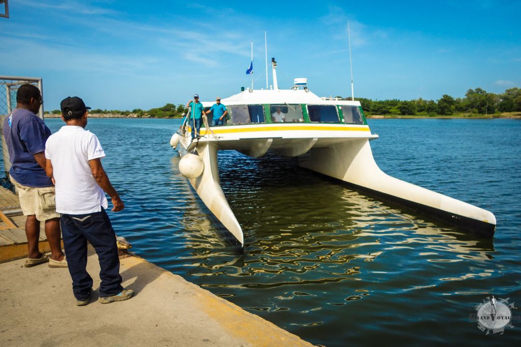 C'est donc cet étrange bateau, le Princess Ferry, avec ses longues pattes, qui va nous emmener sur Útila C'est donc cet étrange bateau, le Princess Ferry, avec ses longues pattes, qui va nous emmener sur Útila