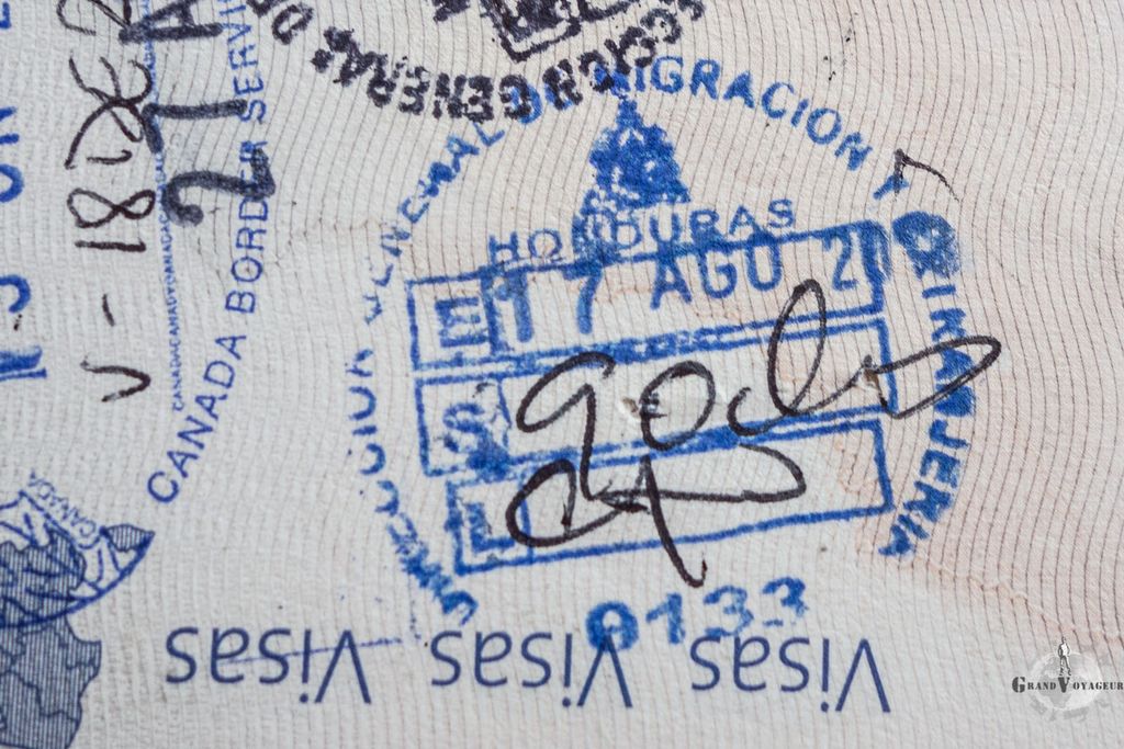 Nouveau tampon, nouveau pays ! J'ai encore plein de pages vierges sur ce nouveau passeport. Pourquoi faut-il qu'ils se sentent obligés de coller le tampon avec leur copain du Canada? Lui qui était déjà collé à celui des US... Nouveau tampon, nouveau pays ! J'ai encore plein de pages vierges sur ce nouveau passeport. Pourquoi faut-il qu'ils se sentent obligés de coller le tampon avec leur copain du Canada? Lui qui était déjà collé à celui des US...