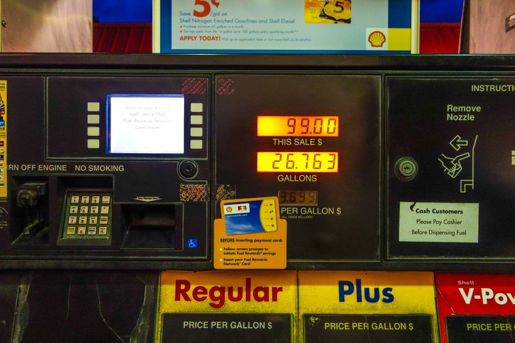 Faire le plein d'un camping car, ou comment avoir la douloureuse bien trop régulièrement. Pour info, un gallon fait presque 4 litres. Faire le plein d'un camping car, ou comment avoir la douloureuse bien trop régulièrement. Pour info, un gallon fait presque 4 litres.