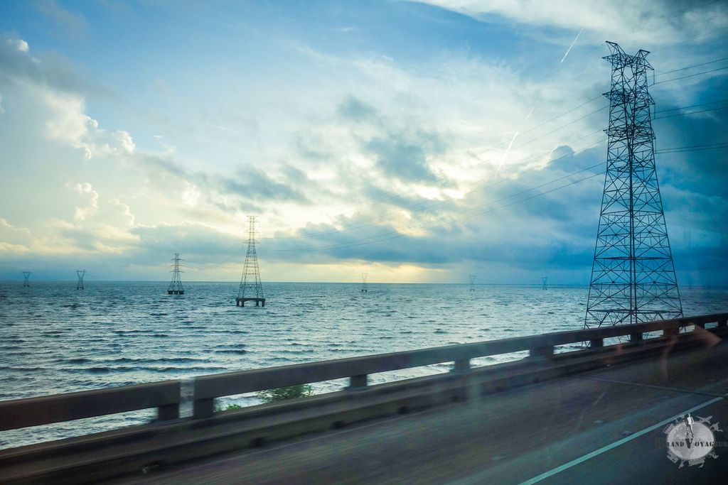 Et sinon, aux États-Unis, on peut construire une ligne haute tension en plein milieu de la mer (d'un grand lac?). Et sinon, aux États-Unis, on peut construire une ligne haute tension en plein milieu de la mer (d'un grand lac?).