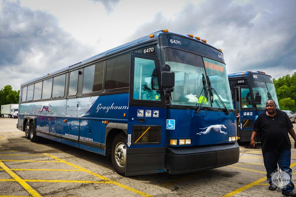 Notre bus et son chauffeur, à droite. Notre bus et son chauffeur, à droite.