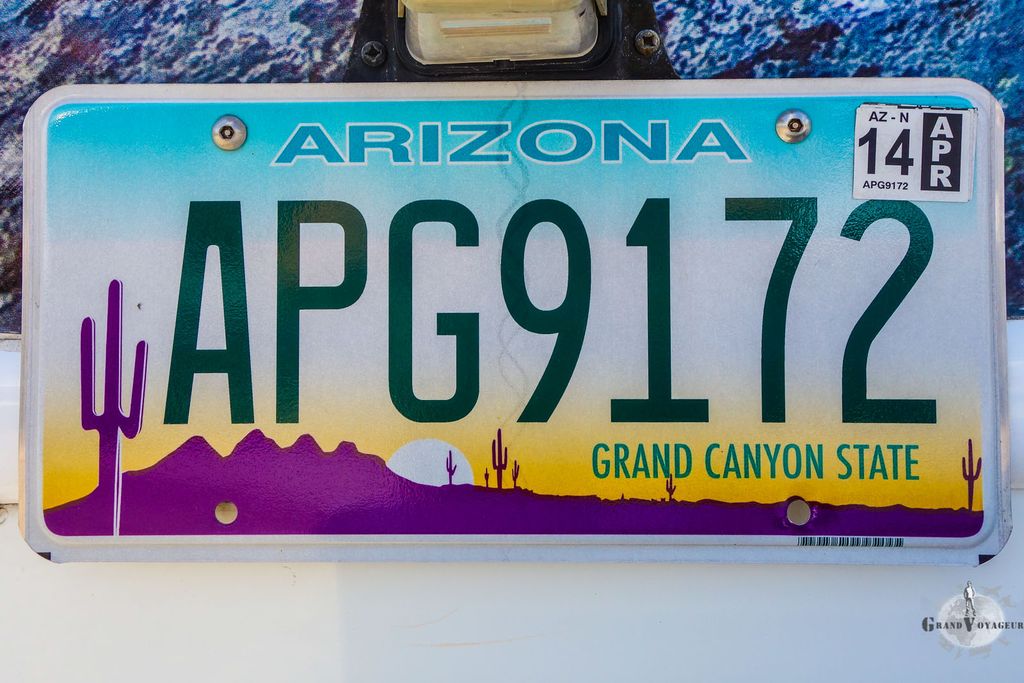 Tiens, on est immatriculé en Arizona. Tiens, on est immatriculé en Arizona.