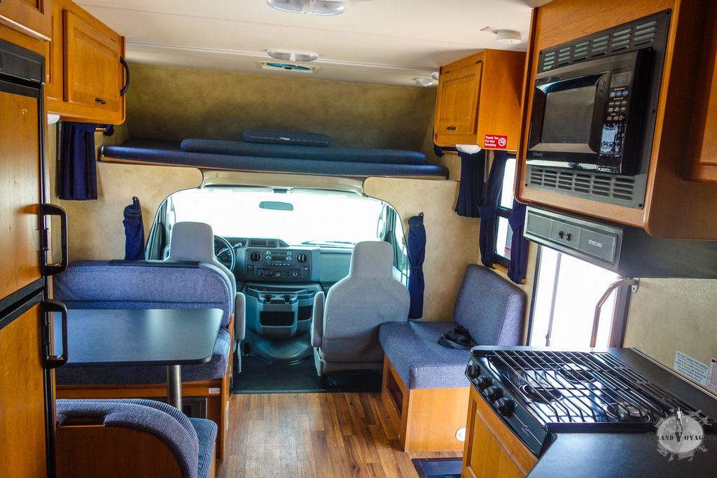 De gauche à droite: table/salon pour 4, lit mezzanine, banquette et de nouveau la gazinière et four. Cool non? De gauche à droite: table/salon pour 4, lit mezzanine, banquette et de nouveau la gazinière et four. Cool non?