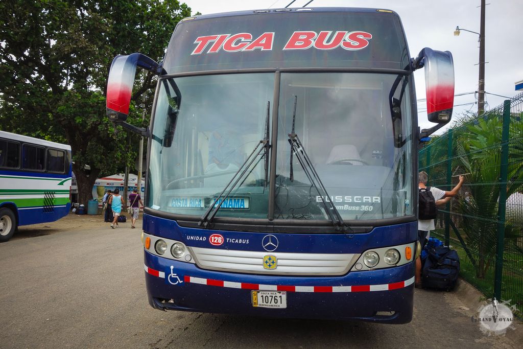 Le bus attend que tout le monde obtienne le sésame d'entrée au Costa Rica. Le bus attend que tout le monde obtienne le sésame d'entrée au Costa Rica.