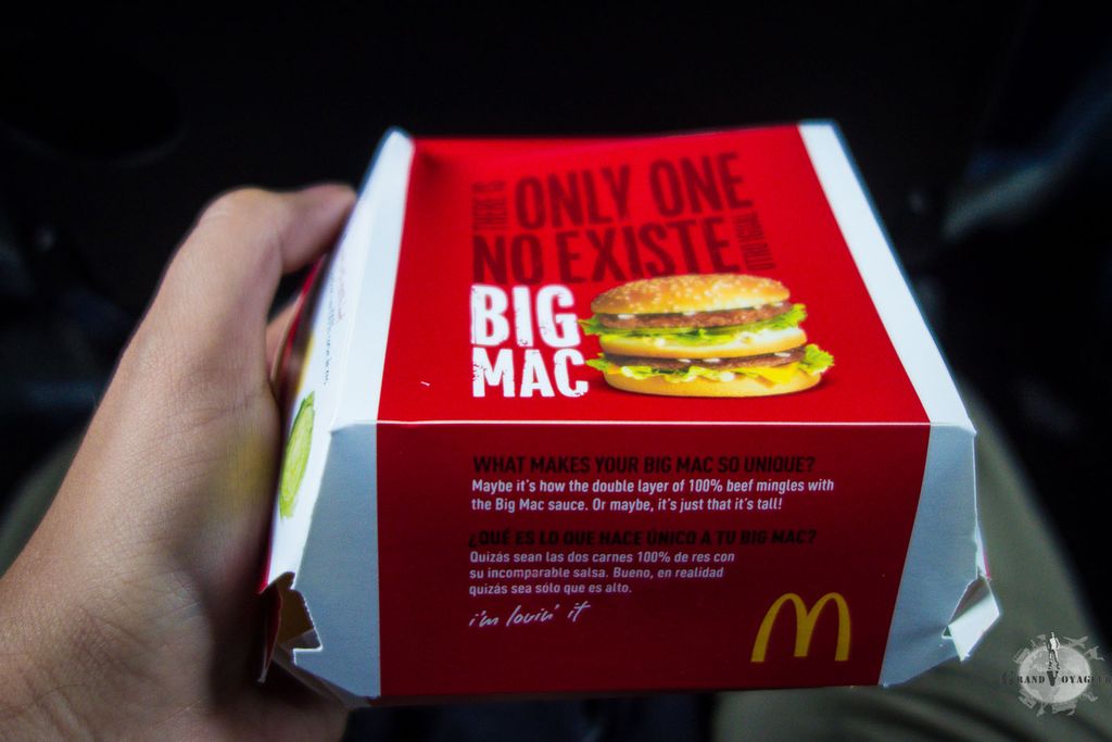 Quelques heures plus tard, pour le déjeuner, ce sera... un Big mac de chez Mc Do ! Juste le sandwich et un soda, pas de frites ni de salade, ni de dessert. Quelques heures plus tard, pour le déjeuner, ce sera... un Big mac de chez Mc Do ! Juste le sandwich et un soda, pas de frites ni de salade, ni de dessert.