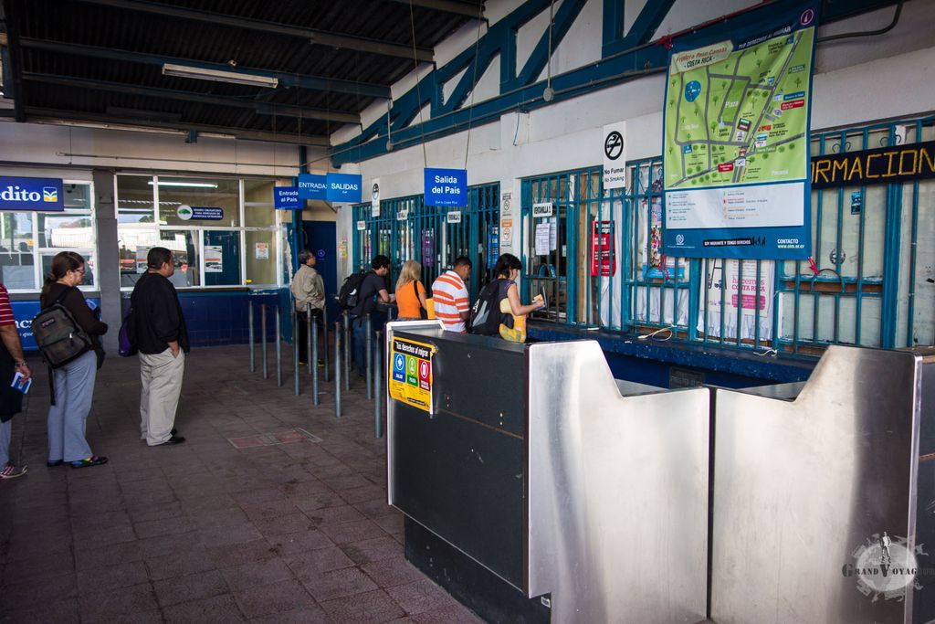 La queue devant les guichet du Costa Rica pour la sortie. C'est bientôt mon tour ! La queue devant les guichet du Costa Rica pour la sortie. C'est bientôt mon tour !
