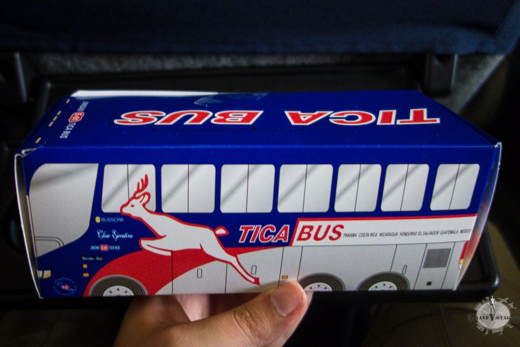 Au petit déjeuner, une boite en forme de bus contenant un sandwich très basique au pain de mie avec une tranche de jambon et une tranche de fromage en plastique. Au petit déjeuner, une boite en forme de bus contenant un sandwich très basique au pain de mie avec une tranche de jambon et une tranche de fromage en plastique.